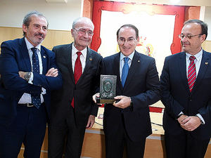 Unión Profesional Málaga entrega el premio ‘Antonio Serrano’ a Javier González de Lara en el Colegio de Abogados de Málaga