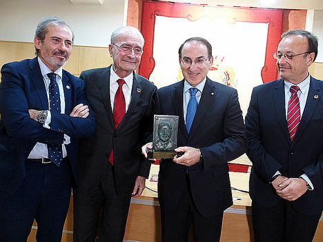 Francisco Javier  Lara, Francisco de la Torre, Javier González de Lara y Juan Fernández en la entrega del premio de UPM.