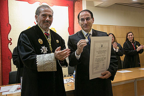 Francisco Javier Lara y Javier González de Lara y Sarria  tras imponerle la Medalla de Honor del Colegio.