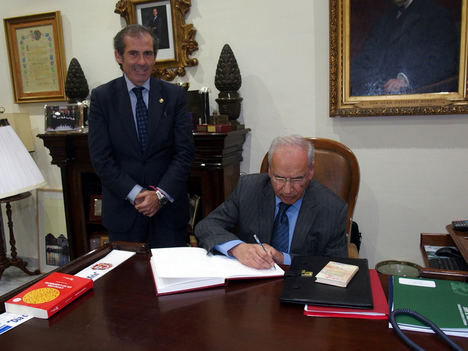 Lara y Guerra, firmando el Libro de Honor del Colegio.