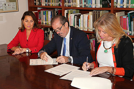 Lara y Muñoz firman el convenio para el servicio de intermediación hipotecaria.