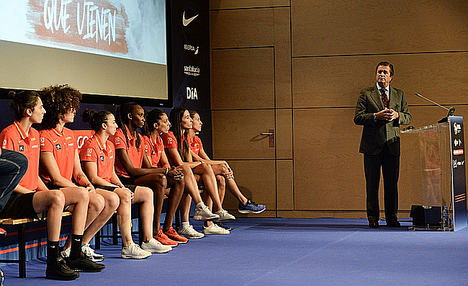 La selección femenina de baloncesto, en la sede de Endesa durante el acto de despedida antes de la Copa del Mundo.