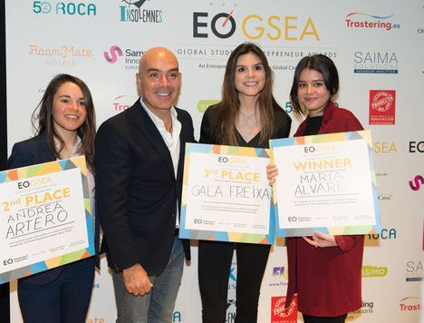 Las ganadoras de la Final Nacional del EO GSEA con el Presidente del Jurado, Kike Sarasola.