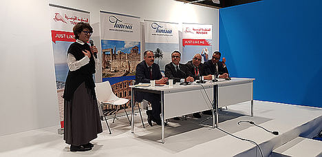 De izda. a dcha.: Leila Tekaia, Directora de Turismo de Túnez; Jamel Bouzid, Director General Adjunto de Turismo de Túnez; Wacef Chiha, Embajador de Túnez en España; Karim Gueddiche, Director Central de Producto de Tunisair; y Moez Ben Rejab, Representante General de Tunisair para España y Portugal.