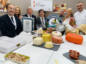 Les Grands Buffets galardonado con el Guinness World Records al surtido de quesos más grande del mundo en un restaurante con 111 variedades