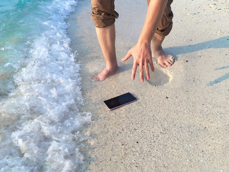 ¡No sin mi móvil! Los 5 accidentes más comunes (y sus soluciones) de smartphones y tablets durante el verano