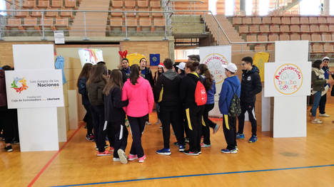 La Fundación Caja de Extremadura reúne a 300 alumnos de ESO de Badajoz en “Los Juegos de las Naciones”