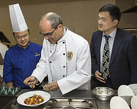 Los alumnos de Hostelería y Turismo de Madrid participan en la clase magistral de uno de los más prestigiosos cocineros chinos