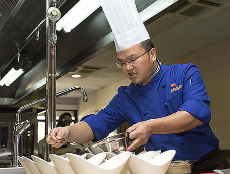 Los alumnos de Hostelería y Turismo de Madrid participan en la clase magistral de uno de los más prestigiosos cocineros chinos