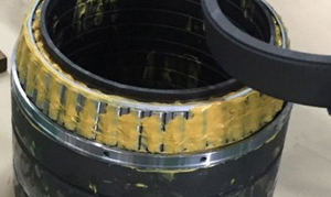 Los últimos rodamientos sellados de cuatro hileras de rodillos cónicos de NSK, rellenos de grasa AQGRD resistente al agua, tienen una vida útil que duplica la de los rodamientos convencionales.