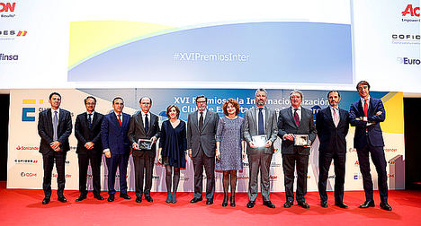 Los premiados con la Secretaria de Estado de Economía, Ana de la Cueva; María Peña, Ceo del Icex y el pte. del Club de Exportadores, Antonio Bonet.