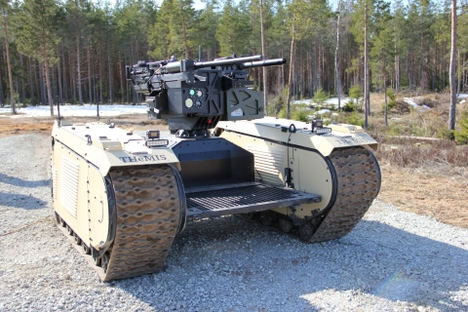 Durante el EW Live Milrem Robotics desplegó su THeMIS UGV equipado con la estación remota de armas ADDER DM deST Engineering para atacar objetivos que fueron identificados por un UAV.