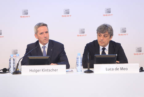 Luca de Meo, presidente del Comité Ejecutivo de SEAT, y Holger Kintscher, vicepresidente de Finanzas, IT y Organización de SEAT, durante la presentación de los resultados anuales de 2015.