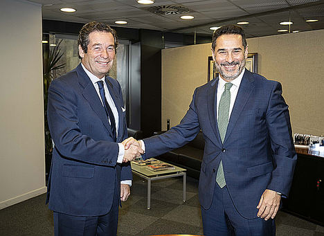 Luis Cabanas y Juan Antonio Gómez-Pintado durante la firma del acuerdo. 
