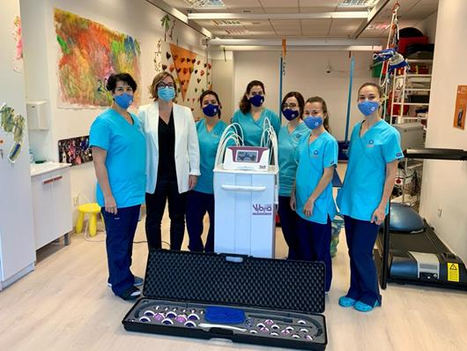 La eléctrica Luz Solidaria inicia su programa de ayudas con una máquina de alta tecnología para NeuroPed