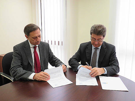 De izqda a dcha: Juan Manuel Soriano, Secretario de la Asociación España Salud, y Eduardo Vidal, Director General de MC MUTUAL en la firma del convenio de colaboración.