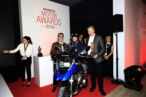 Alexander Von Scheidt, director de BMW Motorrad España, recibe el premio.