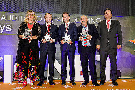 Manuel Garrido, jefe de Atención al Usuario de Ibermutua (segundo por la derecha), posa junto a los premiados por CIONET España.