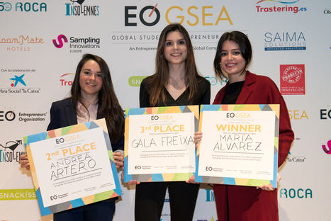 María Alvarez, con las premiadas Andrea Artero y Gala Freixa.