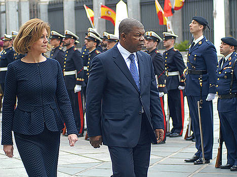 María Dolores de Cospedal y João Lourenço pasan revista a las tropas en el Ministerio de Defensa de España.