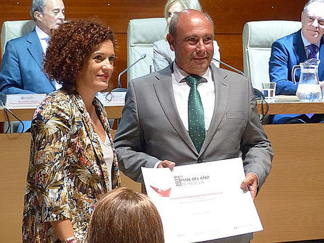 María Eugenia Limón entrega el premio al Presidente de Hudisa.