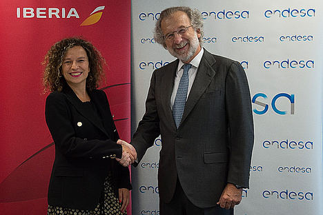 María Jesús López Solas, directora de Clientes y Loyalty de Iberia y Javier Uriarte, director general de Comercialización de Endesa.