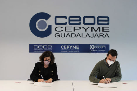 María Soledad García, presidenta de la Confederación de empresarios de Guadalajara y José Luis Gómez-Cano, gerente de la Zona Centro de Servicios Industriales de ILUNION Facility Services.