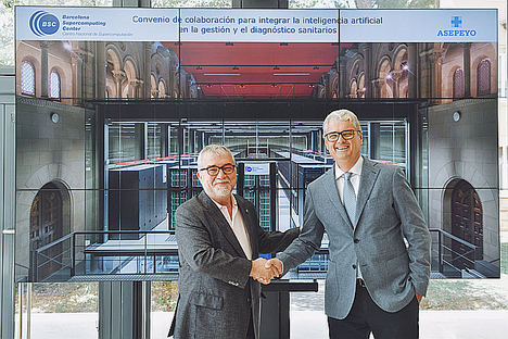 Mateo Valero, director del BSC y Ricardo Alfaro, subdirector general de Asepeyo, en Barcelona.