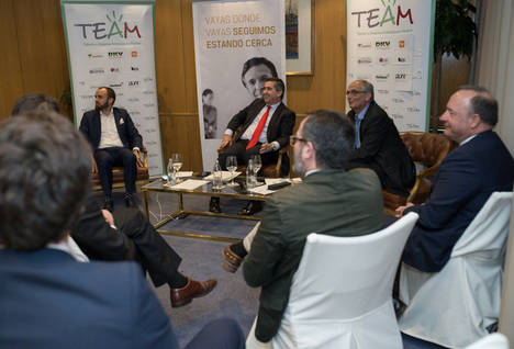 En el centro el Presidente de TEAM, Francisco García Cabello, junto a  representantes  de las empresas participantes; entre ellos, a la derecha de  la  imagen,  el Director de Banca de Empresa de Unicaja Banco, Salvador Navarro.