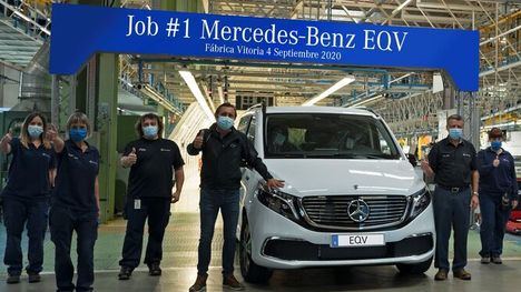 Sale de la planta Mercedes-Benz en Vitoria el primer EQV fabricado en serie