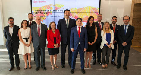 Miembros de la Junta Directiva de ICEX Alumni presidida por la Secretaria de Estado de Comercio.