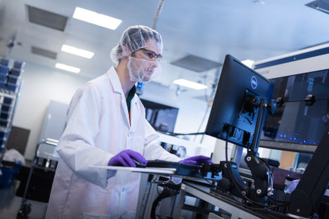 Moderna, plataforma de investigación de ARNm y las instalaciones de fabricación funcionan con AWS.