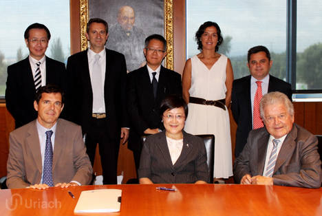 Momento de la firma con los accionistas de Teikoku Seiyaku en el año 2014.