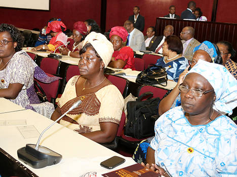 Mujeres parlamentarias de Angola, reunidas en asamblea.