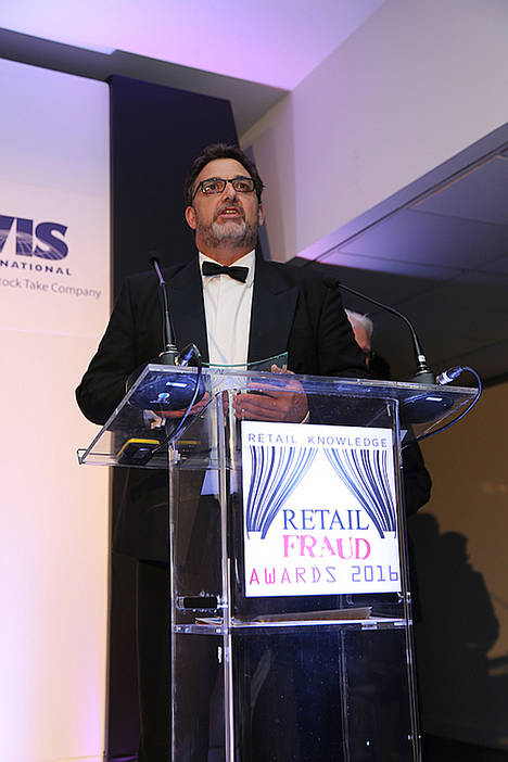 Neville Payne recoge premio Retail Fraud Award