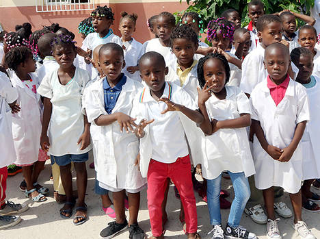 Niños en el patio de un colegio de la capital, Luanda.