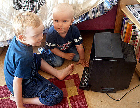 Niños junto a una consola Vectrex, lanzada en 1982 por la compañía Milton Bradley