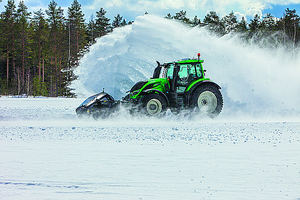 Un vehículo sin conductor Valtra despeja la carretera de nieve a 73.171 km/h