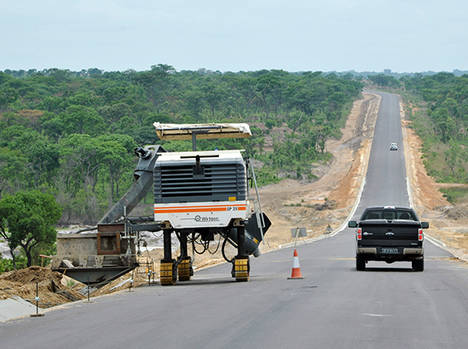Obras en las carreteras de Angola