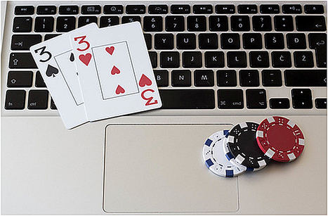 Online-Poker - Chips und Karten auf dem Notebook.