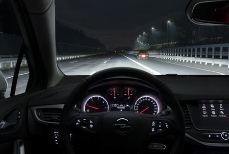 El Opel Astra convierte la noche en día
