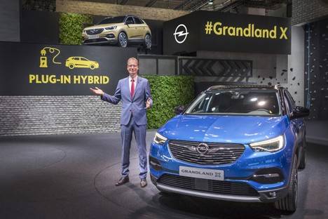 El presidente y consejero delegado de Opel anuncia el primer híbrido enchufable de la marca