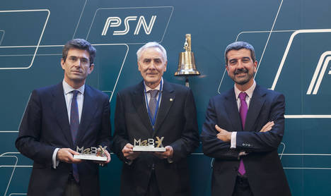 El secretario del Consejo de Administración de PSN, Esteban Ímaz, flanqueado por Gerardo Torres, asesor registrado de VGM Advisory, y Jesús González, director del MAB. 