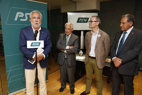 Miguel Santalices durante su intervención, en presencia del presidente de PSN, del alcalde de Ourense y del consejero de PSN Filemón Rodríguez. 