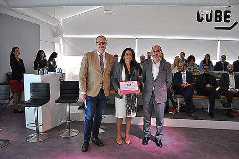Cristina García, directora del Grupo PSN, flanqueada por Carlos Albo, socio fundador de Innovación Aseguradora, y Enrique Ruiz, director general de RGA Re Internacional Ibérica.