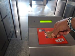 Indra ayuda a Renfe a evitar contagios por Covid y ahorrar papel en Cercanías de Málaga, con un proyecto pionero de acceso al transporte con tarjeta bancaria