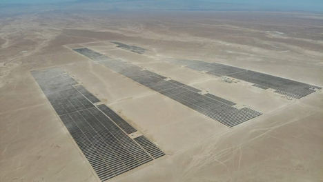 Parque solar de Quillagua. Desierto de Atacama, Chile.