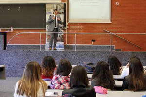 Medio centenar de estudiantes de la UV conocen en persona cómo es el trabajo de un bróker