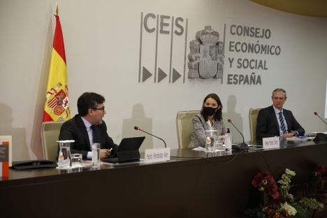 Pedro Fernández Alén, Presidente en funciones del CES; Reyes Maroto Illera, Ministra de Industria, Comercio y Turismo; Juan Antonio Labat Arangüena, Consejero del CES y ponente del Informe.