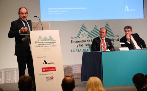 Pedro Mier, pte. de AMETIC, al fondo el Ministro A. Nadal y Rami Aboukhair, CEO Banco Santander España.